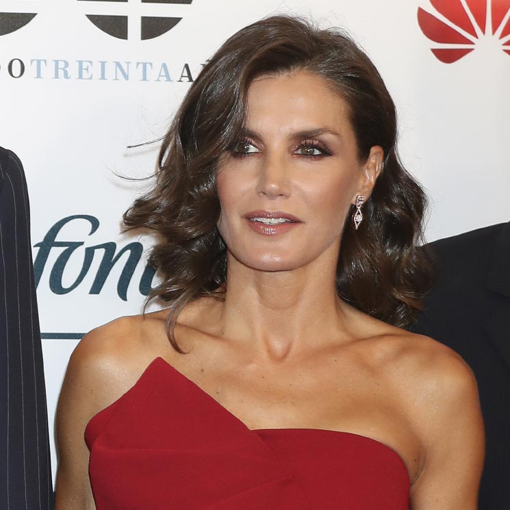 Doña Letizia recupera en Madrid el vestido rojo con el que triunfó en Buenos Aires