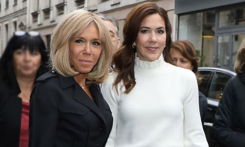 Mangas 'puffy' y falda de cuadros, la apuesta de Mary de Dinamarca en su cita con Brigitte Macron