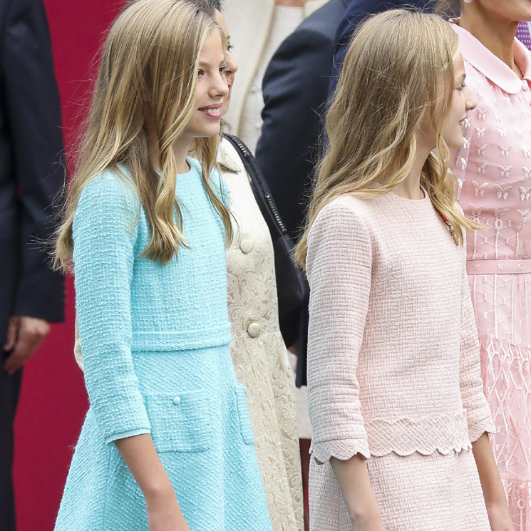 Leonor y Sofía, de nuevo cómplices con sus vestidos aunque sorprenden con el cambio de imagen