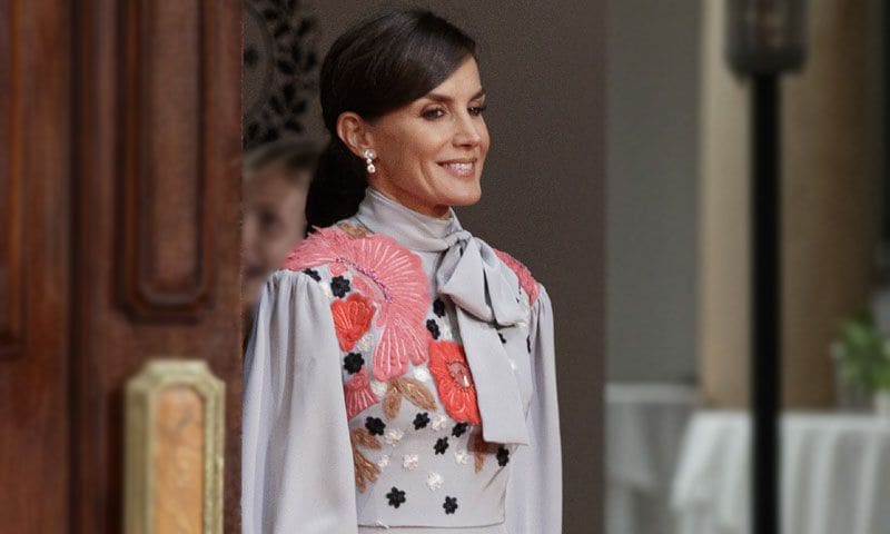 La Reina vuelve a vestir de Pertegaz por primera vez desde su boda en 2004