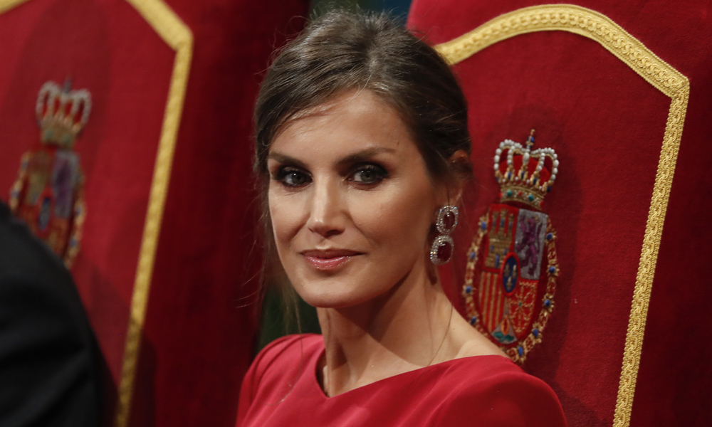 Un vestido rojo con detalles 'glitter', la elección sin precedentes de la reina Letizia