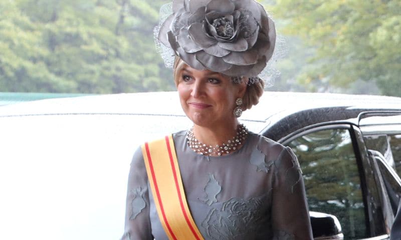 Duelo 'royal' en Japón: del vestido-capa a los tocados más fascinantes
