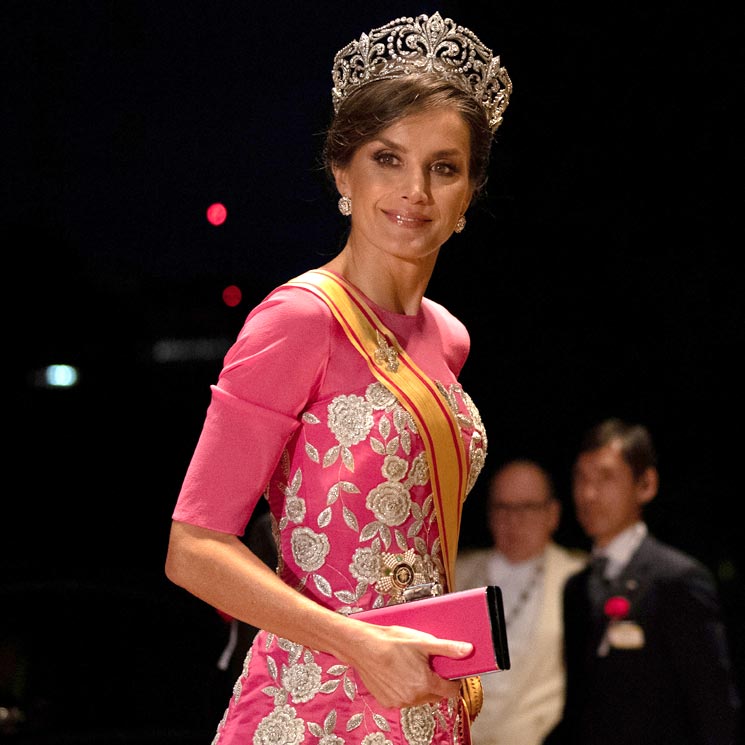 De rosa y con la Tiara de Lis: la apuesta de la Reina para la cena de gala en Japón