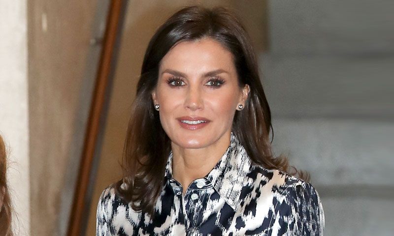 Doña Letizia amplía su colección de diseños estampados con un look de Victoria Beckham
