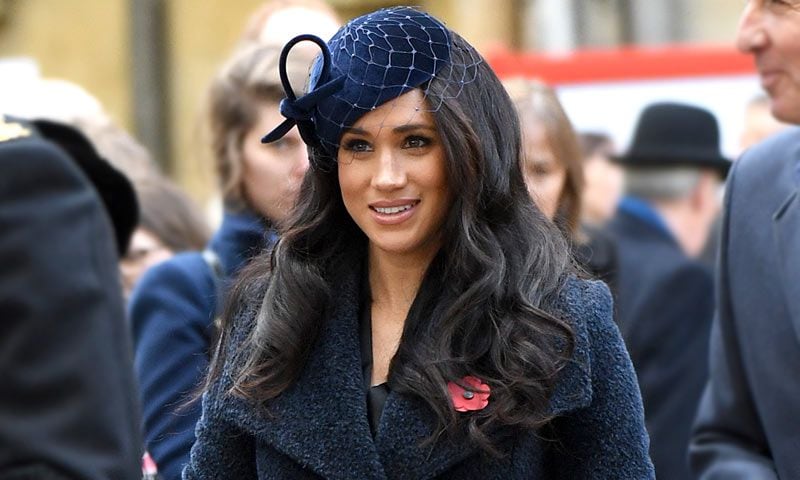 Abrigo peluche y tocado de red, el acierto invernal de Meghan Markle