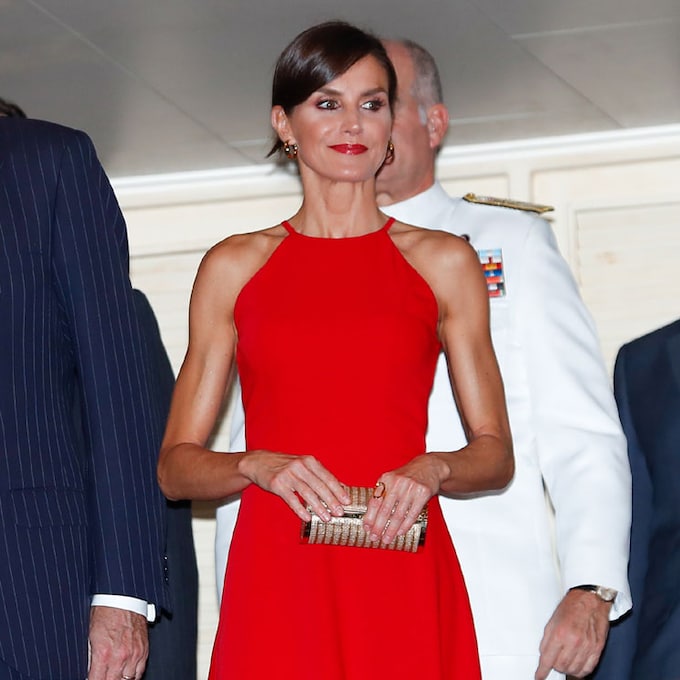 La Reina recupera su misterioso vestido rojo para su noche en Cuba