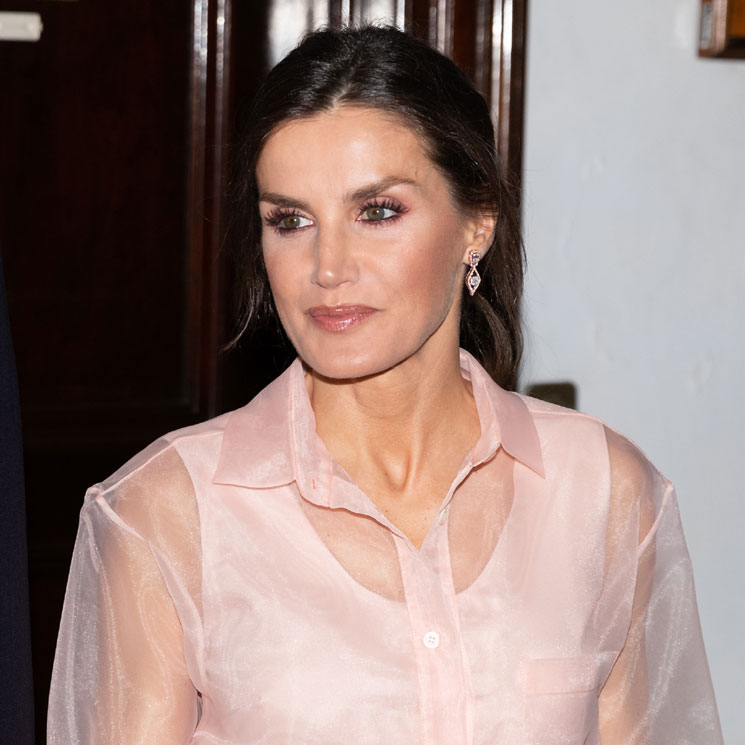 La insuperable apuesta de la Reina en Cuba: el vestido transparente 'Roane'