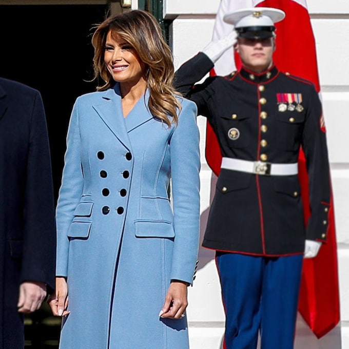 Melania Trump vuelve a conectar con las 'royals' británicas gracias a su nuevo (y lujoso) abrigo