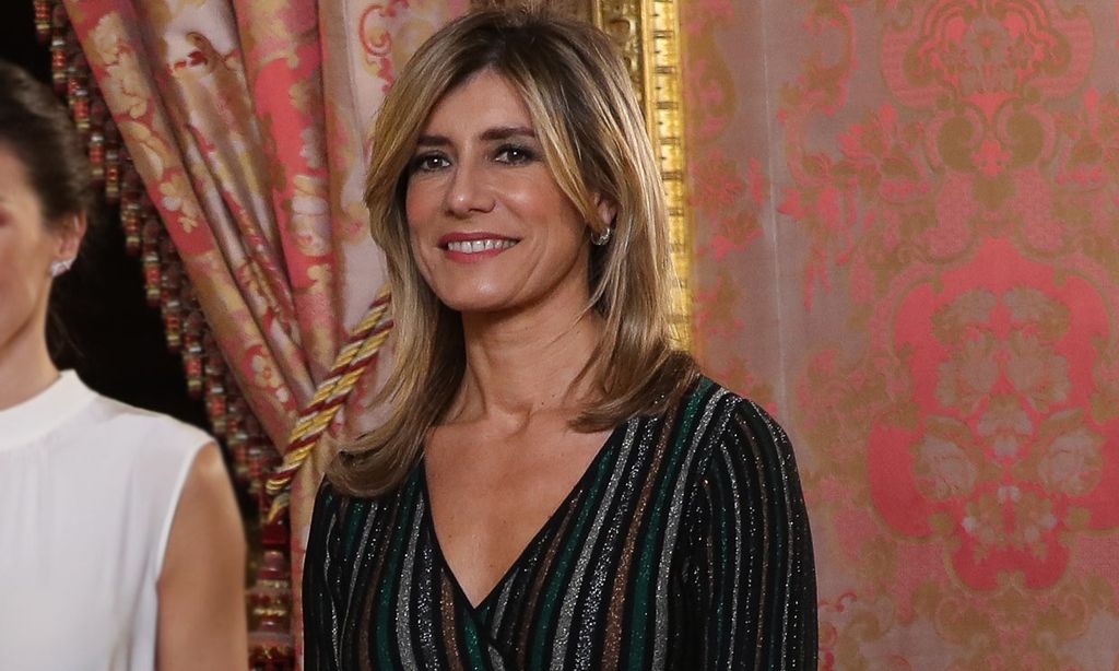 Begoña Gómez versiona el vestido 'glitter' de la Reina que dio la vuelta al mundo