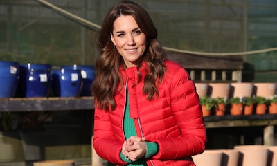 Kate Middleton recupera el abrigo 'puffer' con el que la realeza triunfa desde hace 30 años