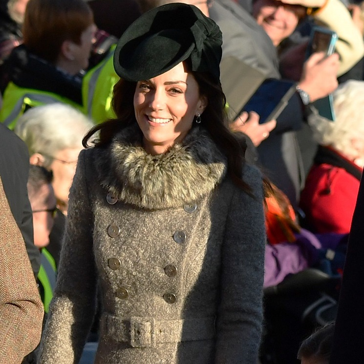 El acierto navideño de Kate Middleton en Sandringham con abrigo 'furry' y tacón cómodo