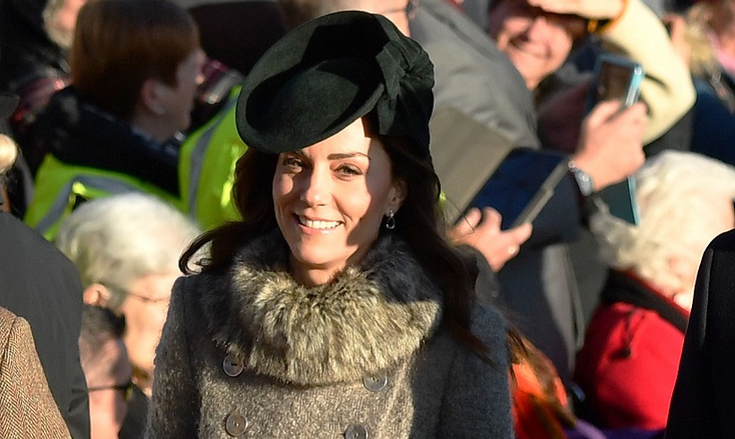 El acierto navideño de Kate Middleton en Sandringham con abrigo 'furry' y tacón cómodo