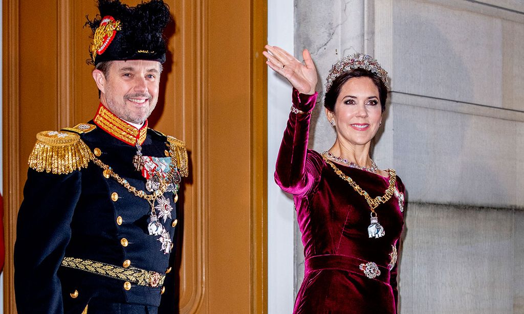 Tiaras y vestidazos antiguos: las princesas Mary y Marie de Dinamarca inauguran el año de gala