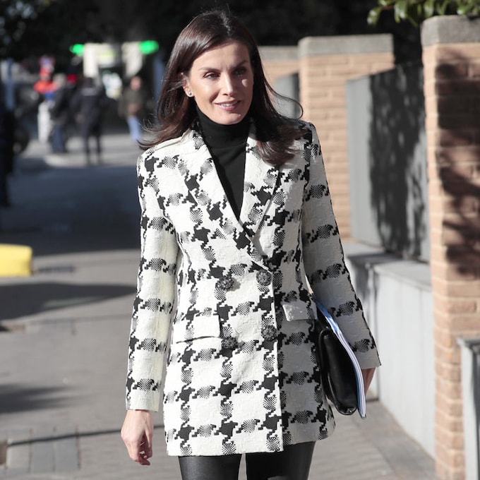 Doña Letizia moderniza su chaqueta-joya con unos roqueros leggins de cuero