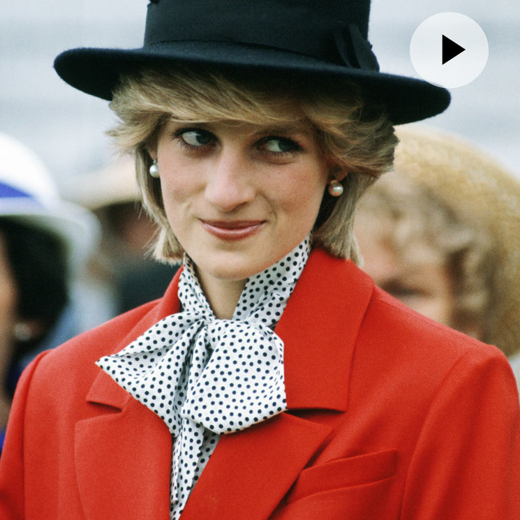 La blusa 'pussybow' que reinas y princesas copiaron a Diana de Gales