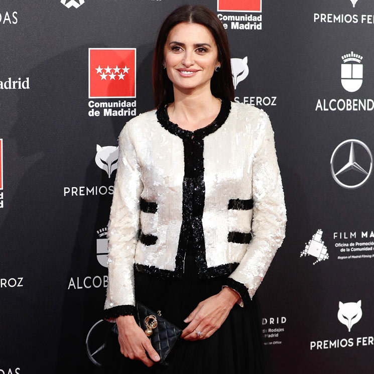 Penélope Cruz marca la diferencia y se atreve con una fabulosa 'chaqueta-joya'