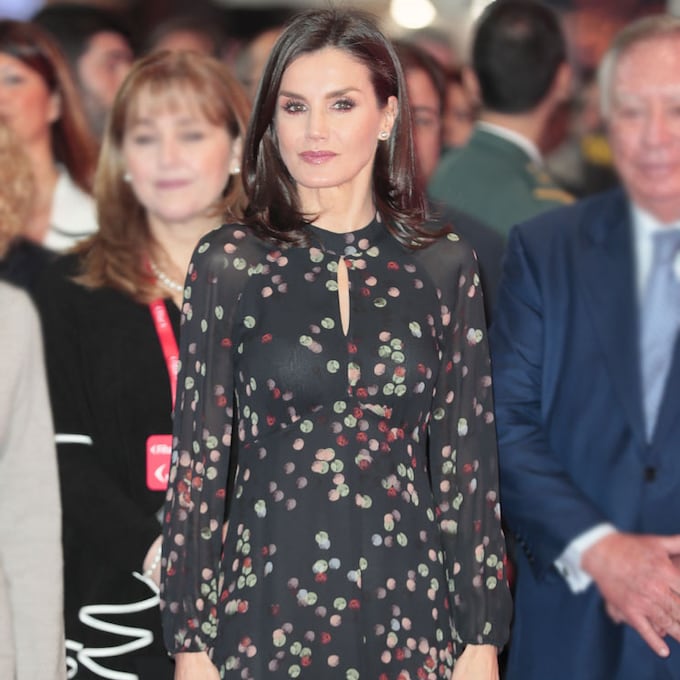 La Reina rompe la tradición en Fitur con su vestido 'confeti' de 99 euros