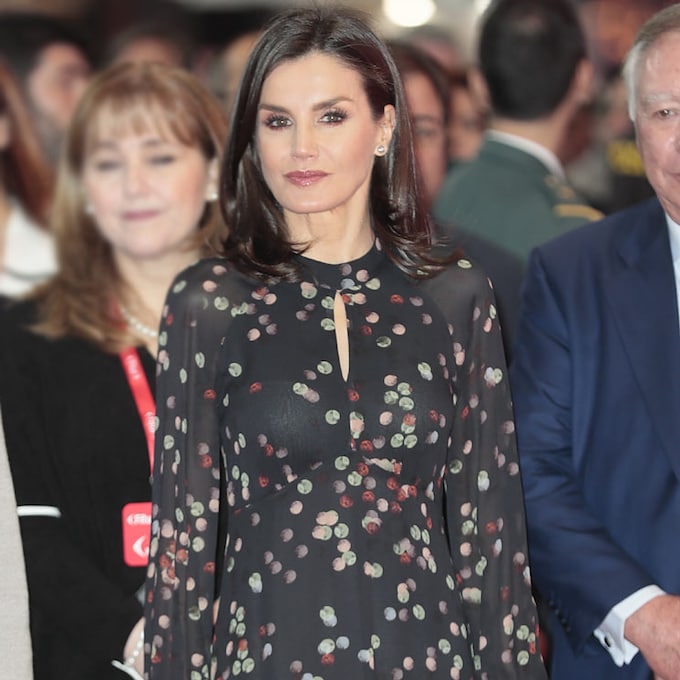 Duelo inesperado: el día que la concejala de turismo de Nerja llevó el vestido 'confeti' de la Reina