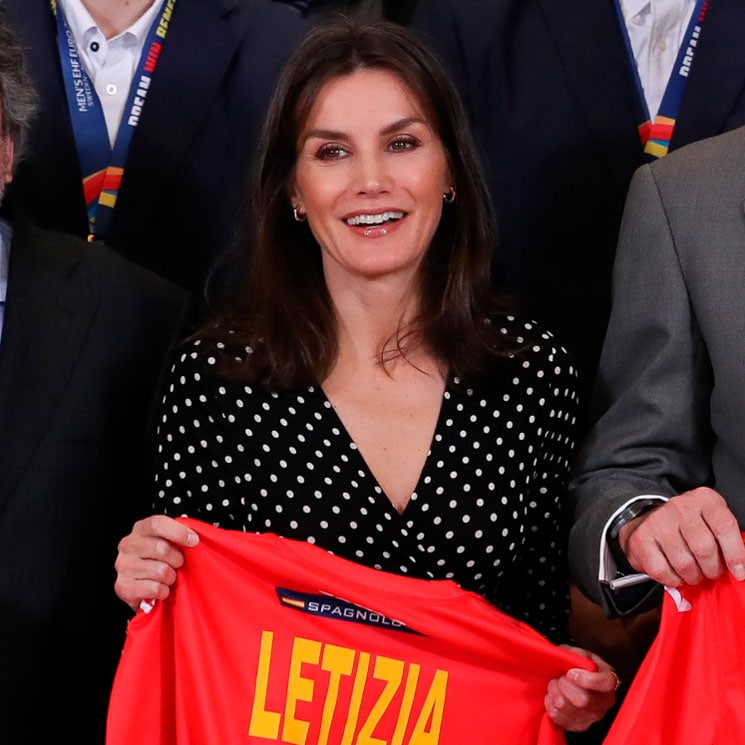 Doña Letizia estrena el vestido de lunares que faltaba en su colección