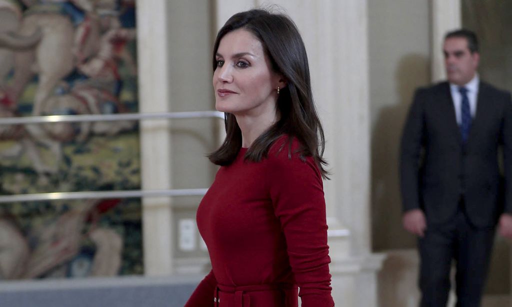 https://www.hola.com/imagenes/moda/actualidad/20200131159473/reina-letizia-pantalon-culotte-rojo-waterpolo/0-776-874/letizia-t.jpg?filter=w600 https://www.hola.com/imagenes/moda/actualidad/20200131159473/reina-letizia-pantalon-culotte-rojo-waterpolo/0-776-874/letizia-t.jpg?filter=w600