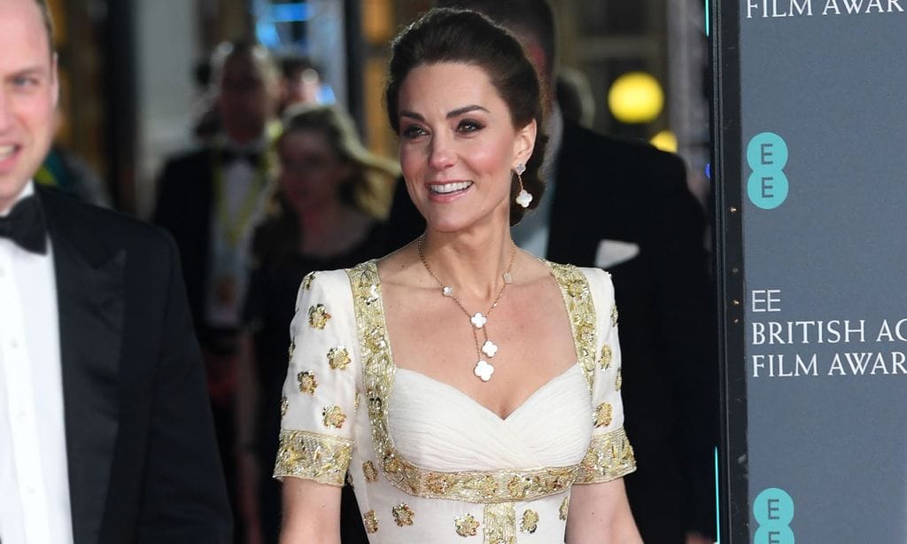 Ocho años después, Kate recicla su vestido nupcial de flores que conquistó Asia