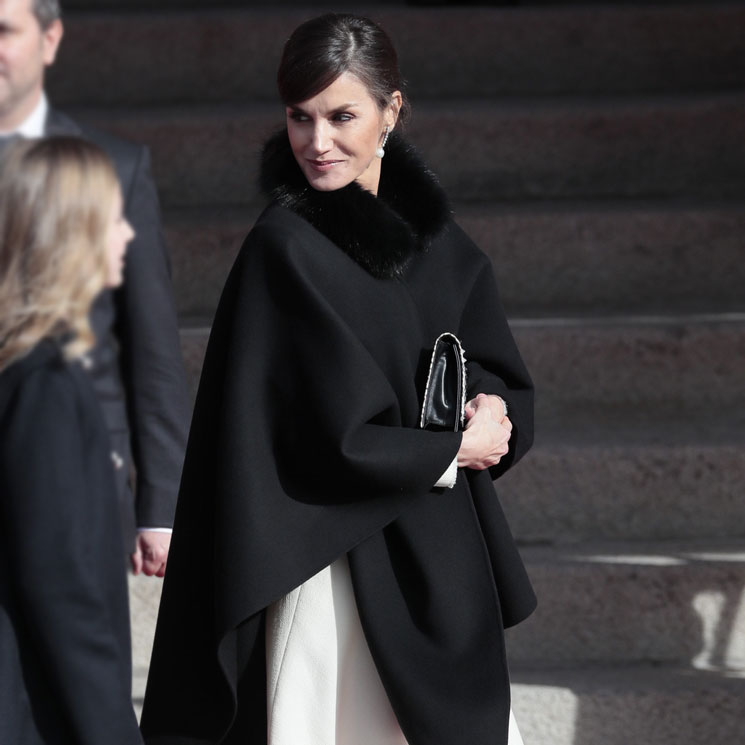 El majestuoso estilo de la Reina en el Congreso: capa, tachuelas y vestido blanco
