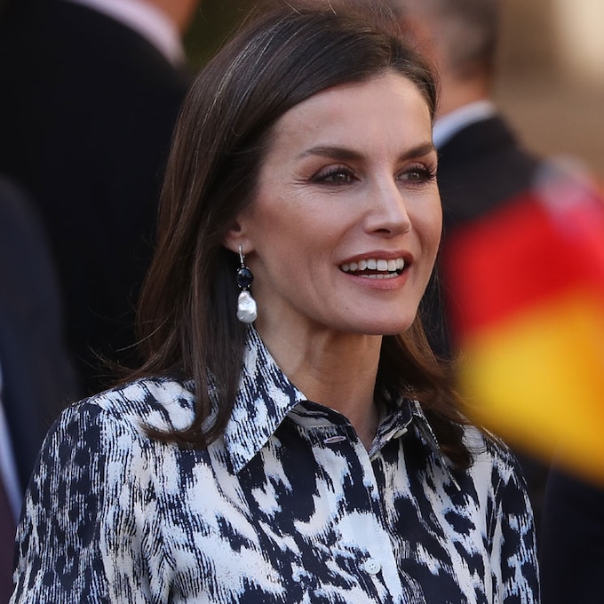 La Reina recicla el look viral de Victoria Beckham que tanto gustó