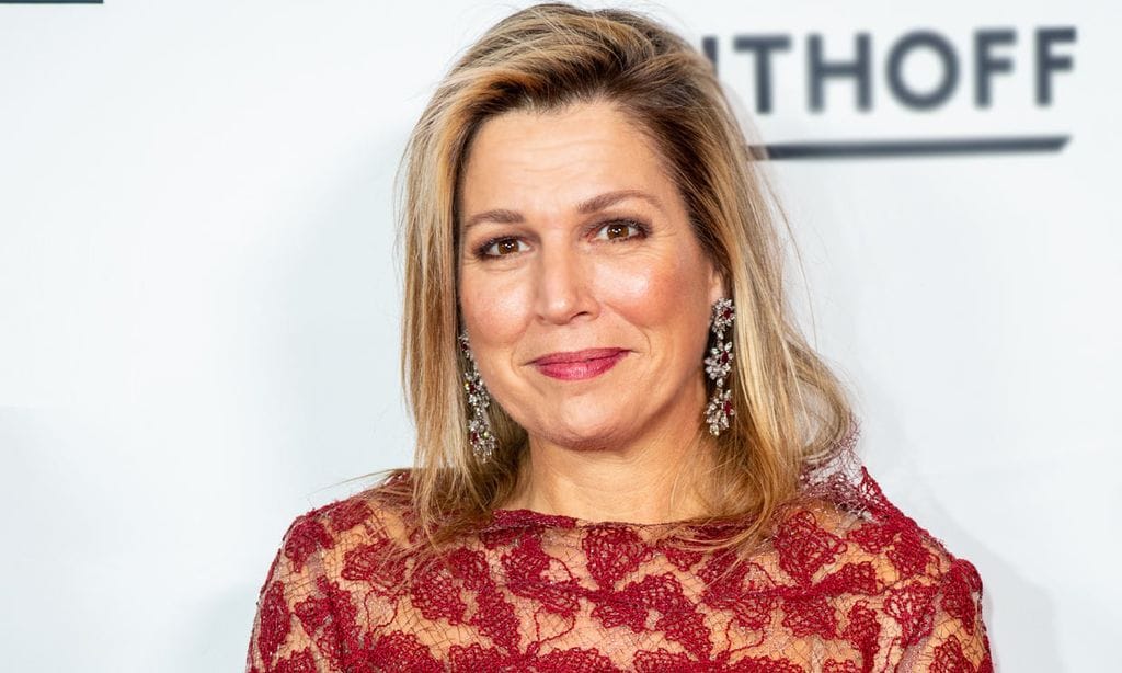 Máxima triunfa sobre la alfombra roja con cuerpo de encaje y pantalones 'palazzo'