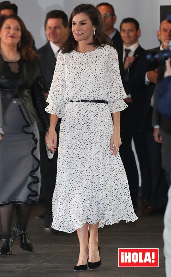 https://www.hola.com/imagenes/moda/actualidad/20200214160662/reina-letizia-vestido-lunares-rocio-huelva/0-783-695/letizia-lunares-1z-z.jpg