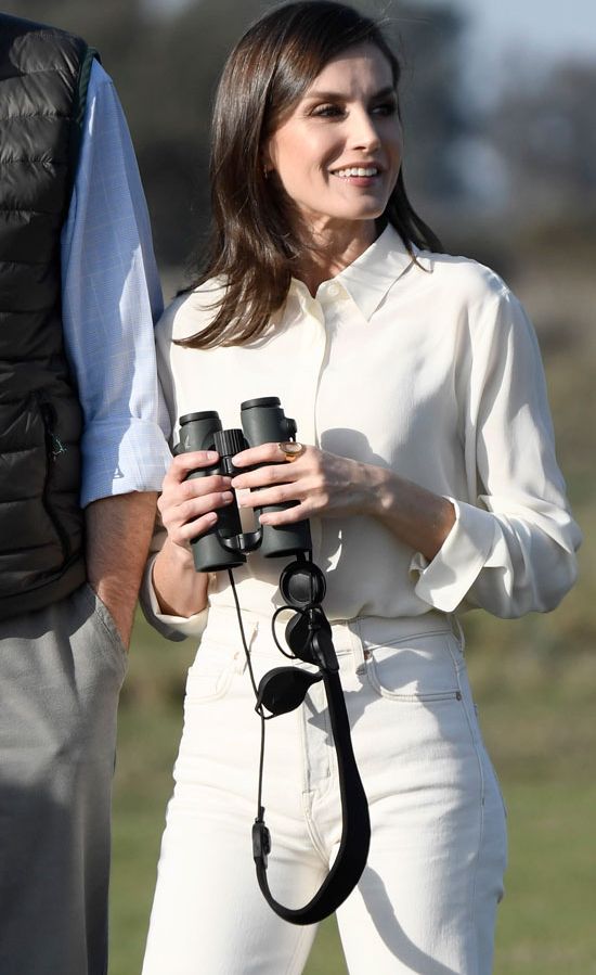 https://www.hola.com/imagenes/moda/actualidad/20200214160702/reina-letizia-camisa-blanca-pantalon-vaquero/0-783-987/letizia-z.jpg