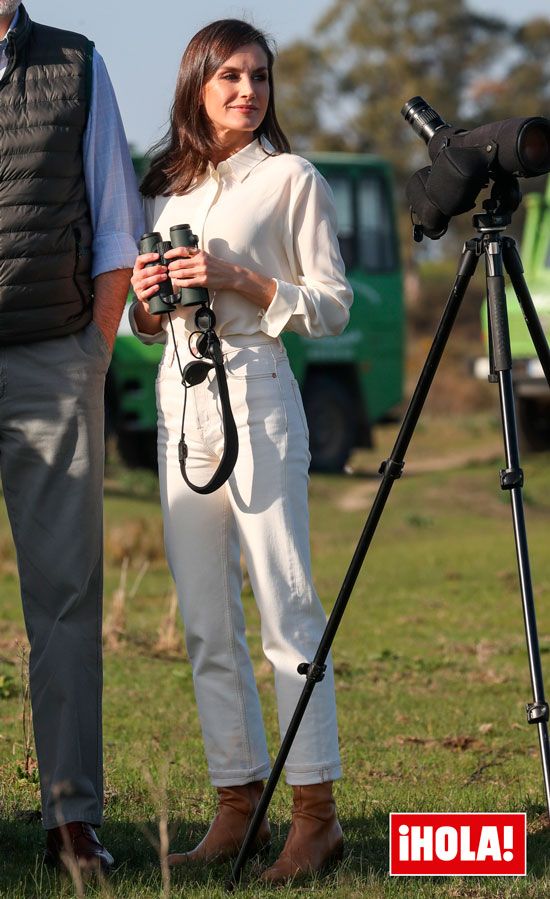 https://www.hola.com/imagenes/moda/actualidad/20200214160702/reina-letizia-camisa-blanca-pantalon-vaquero/0-783-989/reina-letizia-z.jpg