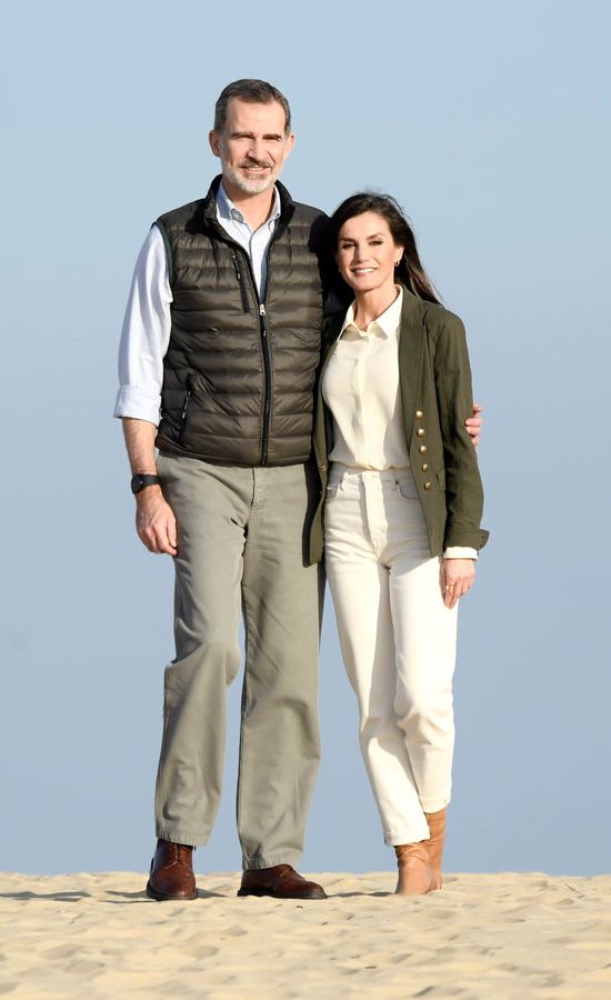 https://www.hola.com/imagenes/moda/actualidad/20200214160702/reina-letizia-camisa-blanca-pantalon-vaquero/0-784-40/letizia-y-felipe-z.jpg