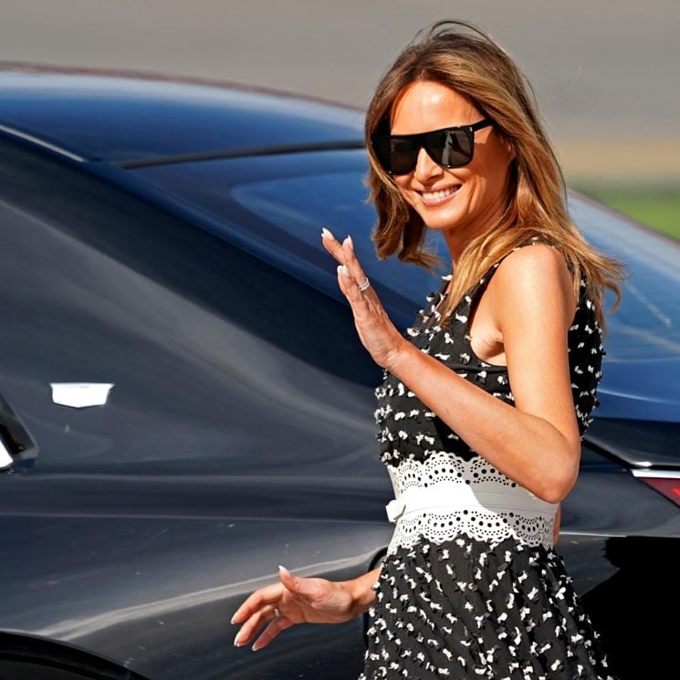 El vestido 'midi' de falsos lunares que Melania Trump transforma con un solo cambio