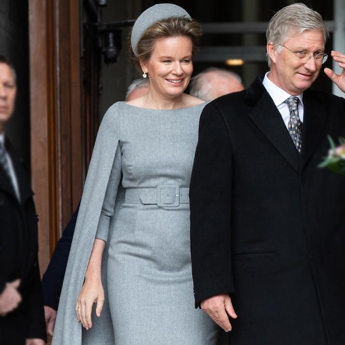  Matilde de Bélgica y otras 8 'royals' que triunfaron gracias al infalible vestido-capa