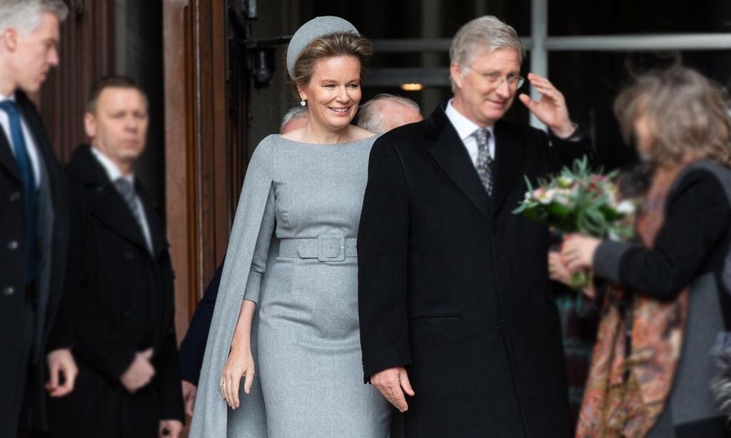 Matilde de Bélgica y otras 8 'royals' que triunfaron gracias al infalible vestido-capa
