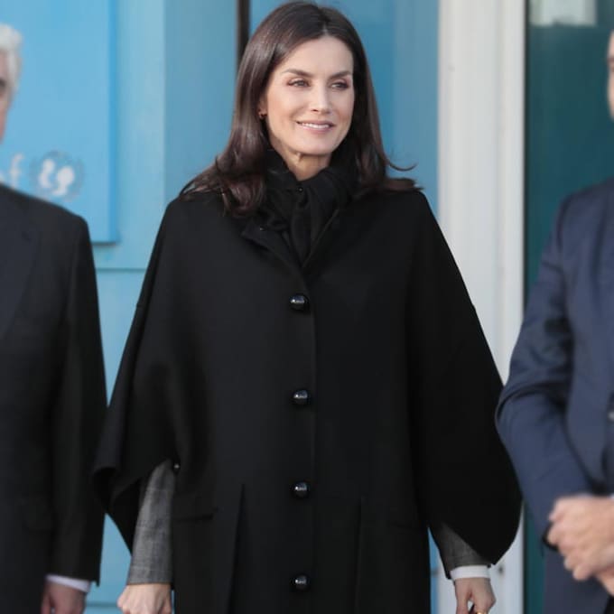Doña Letizia convierte las capas en su mejor abrigo