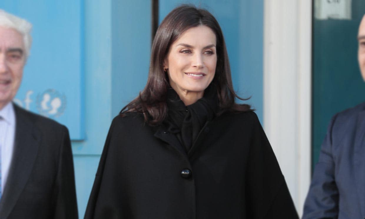 Reina Letizia, con abrigo negro