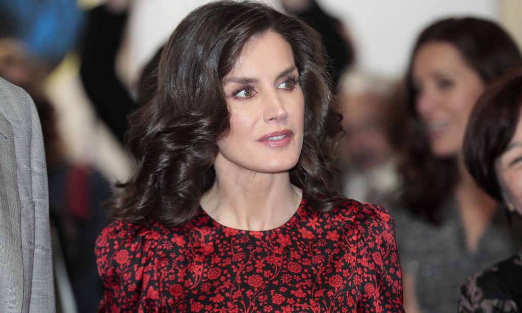La Reina rompe sus propias reglas con un nuevo vestido floral de rebajas