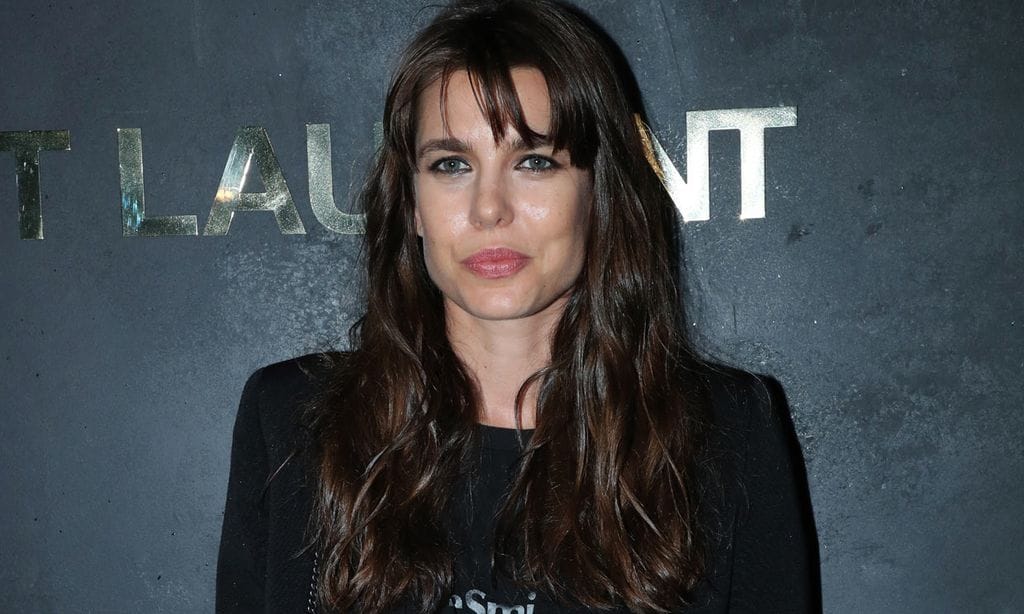 Una princesa roquera: Carlota Casiraghi se supera con su vestidazo brillante de leopardo