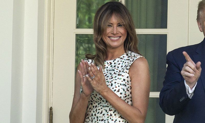 Melania Trump con vestido de falsos lunares