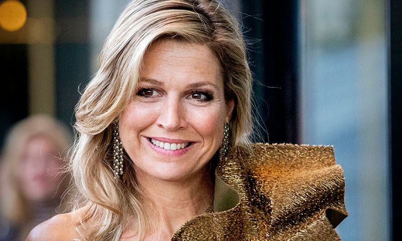 Máxima de Holanda recicla el 'top' dorado con el que se superó hace 1 año