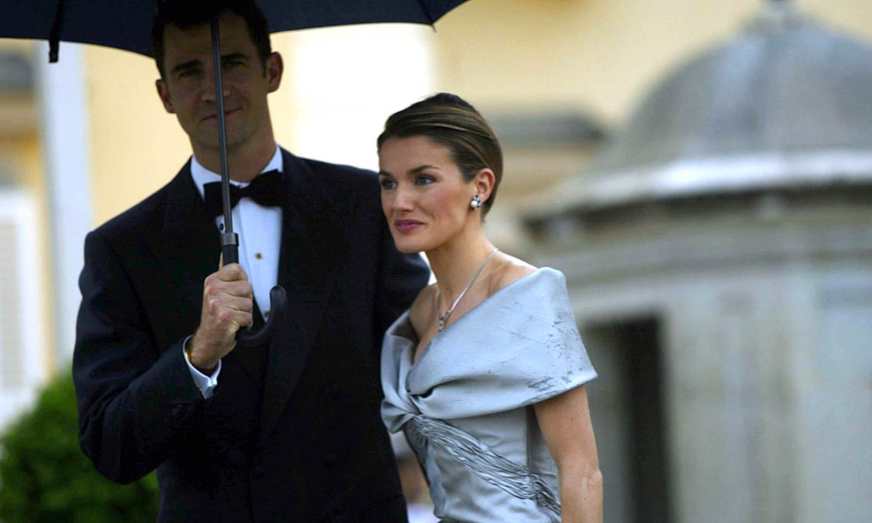 El vestido 'Cenicienta' de doña Letizia y otros looks vistos en su preboda hace 17 años