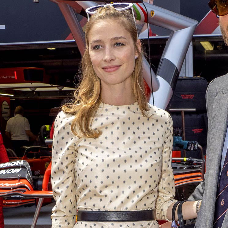 La imagen más casual de Beatrice Borromeo con vaqueros pitillo y camiseta reivindicativa