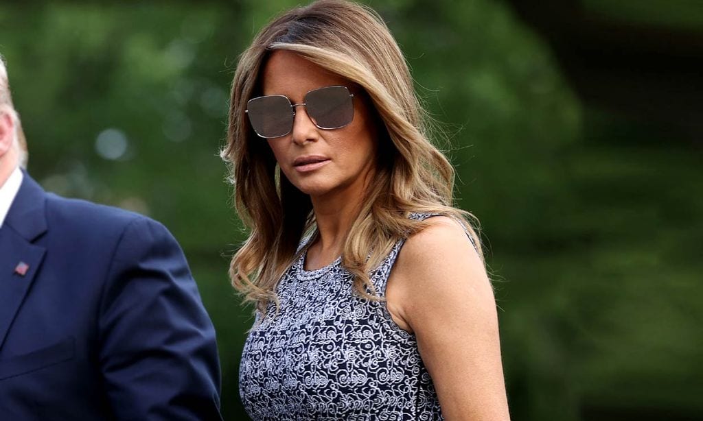 Melania Trump con vestido midi