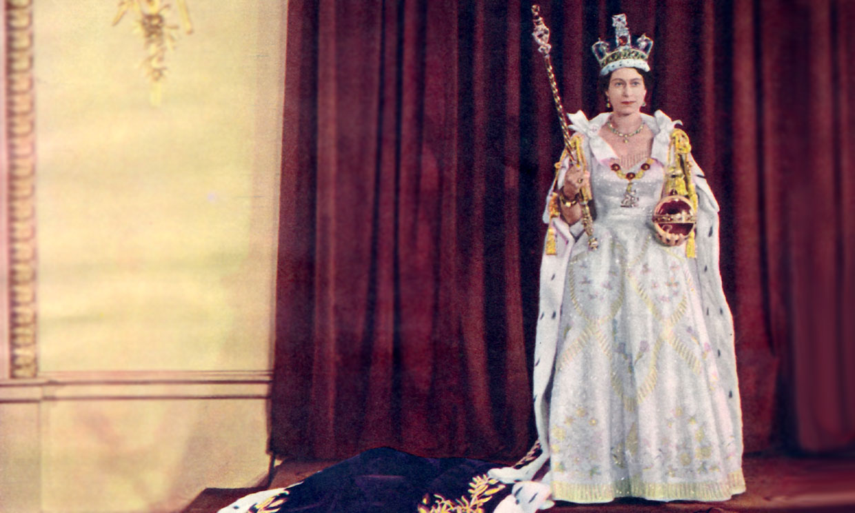 Reina Isabel Ii Asi Vistio En Su Coronacion Hace 67 Anos