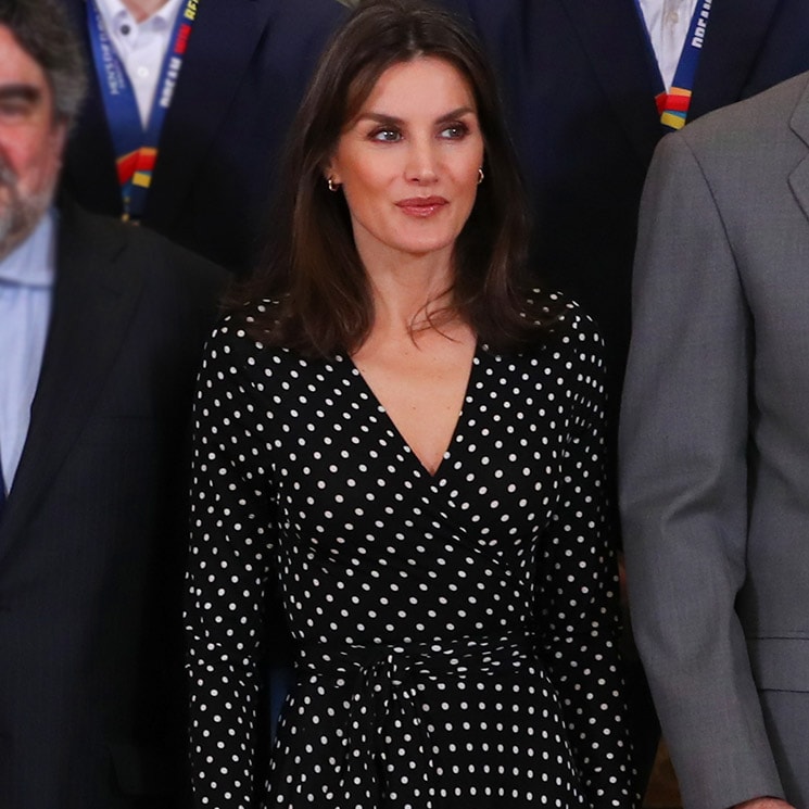 La reina Letizia recupera el misterioso vestido de lunares que estrenó en enero