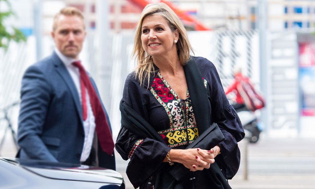 El atípico look de Máxima para ir al teatro: vestido étnico y sandalias de plataforma