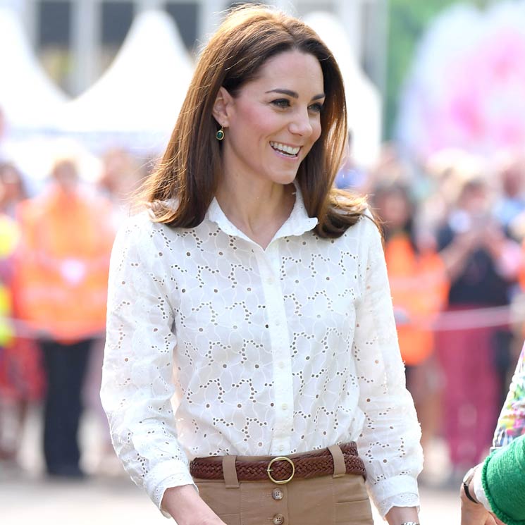 El nuevo acierto de Kate con camisa troquelada y pendientes de 5 euros