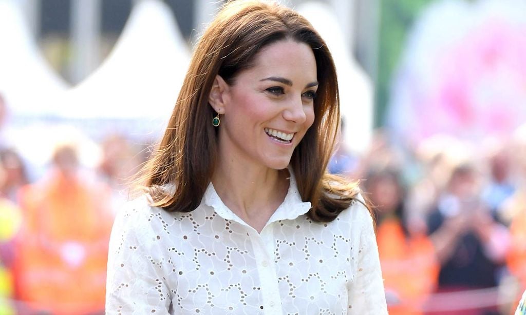 El nuevo acierto de Kate con camisa troquelada y pendientes de 5 euros