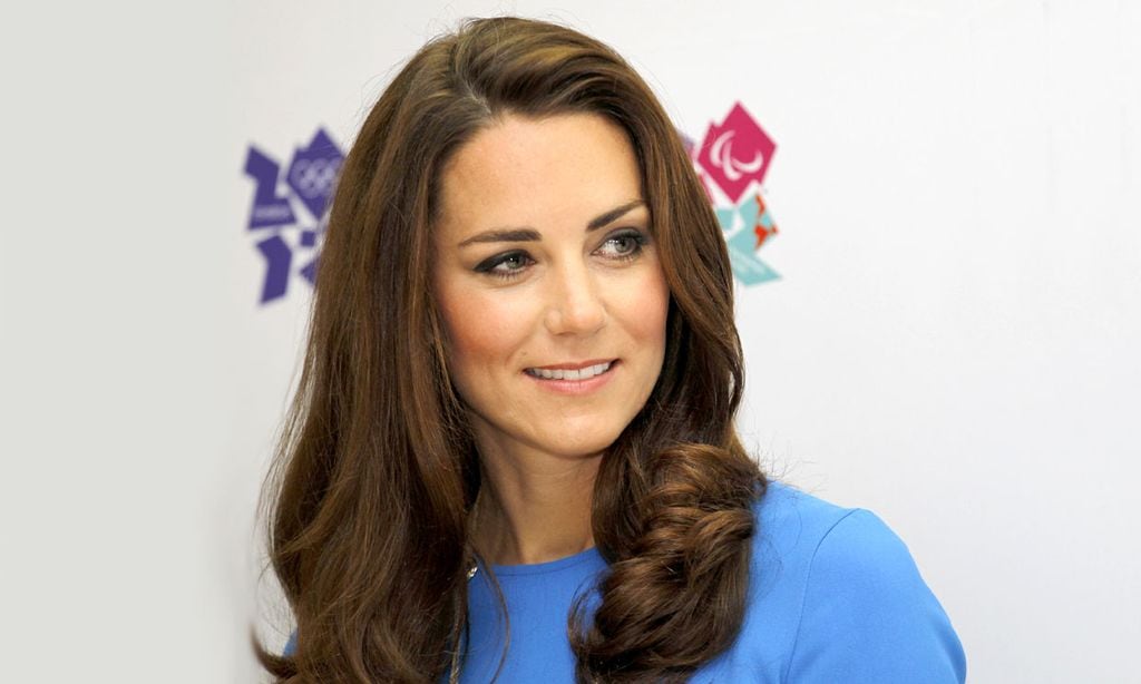 Kate Middleton, con la melena suelta y vestido azul